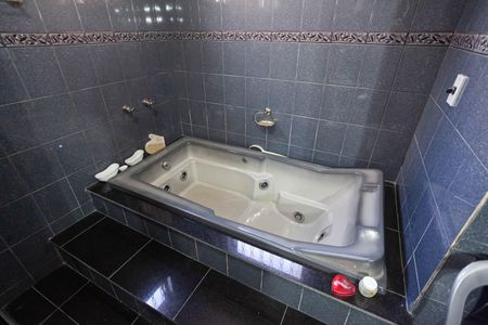 Casa à venda com 360m², 4 quartos e 3 vagas Casa à venda com 360m², 4 quartos e 3 vagasBanheiro da suíte