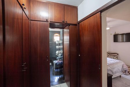 Casa à venda com 360m², 4 quartos e 3 vagas Casa à venda com 360m², 4 quartos e 3 vagasCloset da suíte