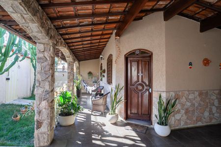 Casa à venda com 360m², 4 quartos e 3 vagas Casa à venda com 360m², 4 quartos e 3 vagasEntrada