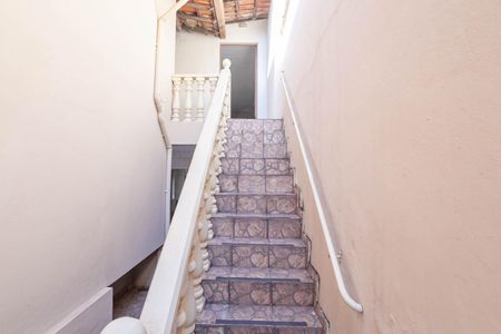 Casa à venda com 360m², 4 quartos e 3 vagas Casa à venda com 360m², 4 quartos e 3 vagasEscada