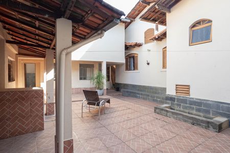 Casa à venda com 360m², 4 quartos e 3 vagas Casa à venda com 360m², 4 quartos e 3 vagasQuintal