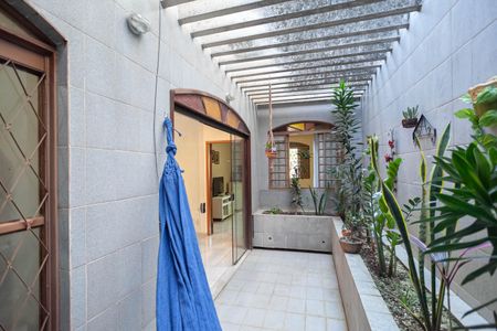 Casa à venda com 360m², 4 quartos e 3 vagas Casa à venda com 360m², 4 quartos e 3 vagasJardim de inverno
