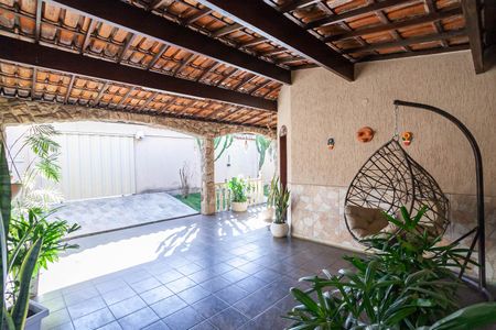 Casa à venda com 360m², 4 quartos e 3 vagas Casa à venda com 360m², 4 quartos e 3 vagasGaragem