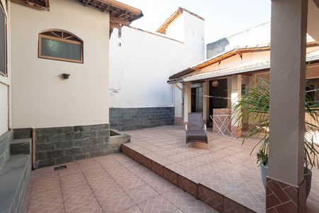 Casa à venda com 360m², 4 quartos e 3 vagas Casa à venda com 360m², 4 quartos e 3 vagasQuintal