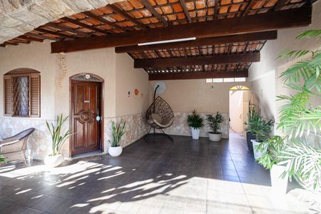 Casa à venda com 360m², 4 quartos e 3 vagas Casa à venda com 360m², 4 quartos e 3 vagasGaragem