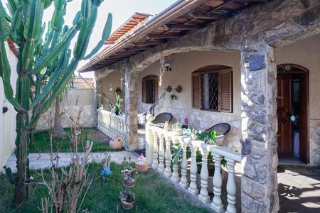 Casa à venda com 360m², 4 quartos e 3 vagas Casa à venda com 360m², 4 quartos e 3 vagasFachada