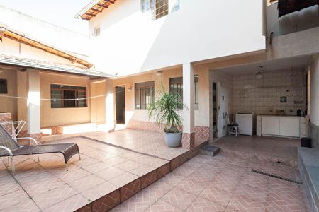 Casa à venda com 360m², 4 quartos e 3 vagas Casa à venda com 360m², 4 quartos e 3 vagasQuintal