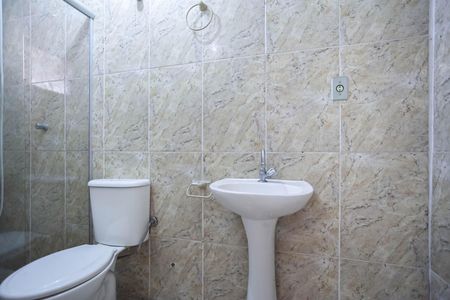 Casa à venda com 360m², 4 quartos e 3 vagas Casa à venda com 360m², 4 quartos e 3 vagasEdícula - Banheiro da suíte