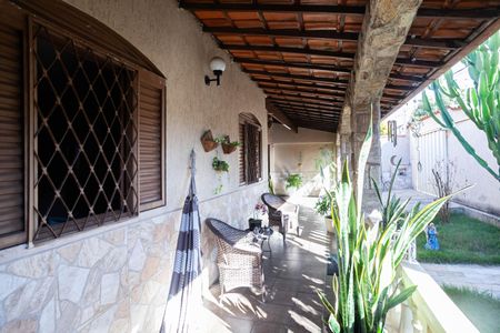 Casa à venda com 360m², 4 quartos e 3 vagas Casa à venda com 360m², 4 quartos e 3 vagasVaranda