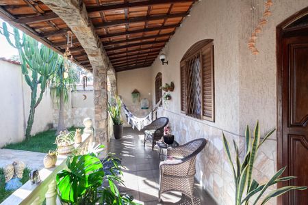 Casa à venda com 360m², 4 quartos e 3 vagas Casa à venda com 360m², 4 quartos e 3 vagasVaranda