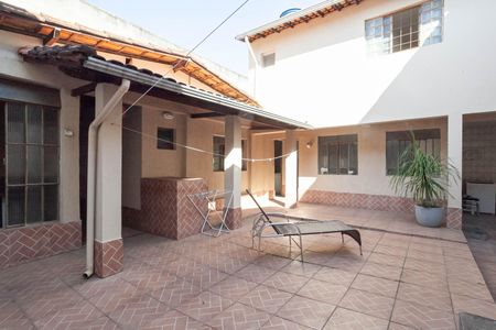 Casa à venda com 360m², 4 quartos e 3 vagas Casa à venda com 360m², 4 quartos e 3 vagasQuintal