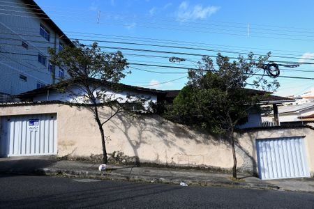 Casa para alugar com 375m², 6 quartos e 4 vagasFachada
