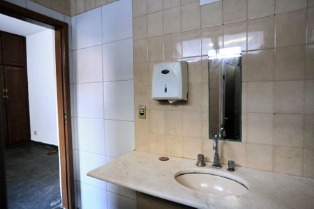 Casa para alugar com 375m², 6 quartos e 4 vagasBanheiro da Suíte