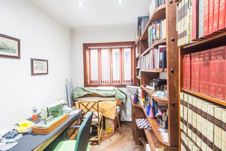 Casa de condomínio à venda com 480m², 2 quartos e 4 vagas Casa de condomínio à venda com 480m², 2 quartos e 4 vagasEscritório