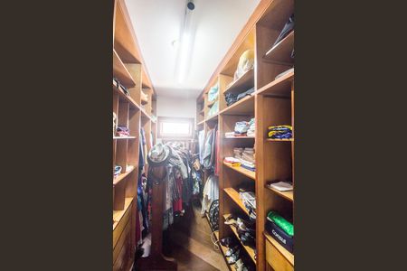 Casa de condomínio à venda com 480m², 2 quartos e 4 vagas Casa de condomínio à venda com 480m², 2 quartos e 4 vagasCloset da suíte