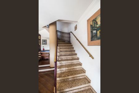 Casa de condomínio à venda com 480m², 2 quartos e 4 vagas Casa de condomínio à venda com 480m², 2 quartos e 4 vagasEscada