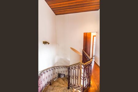 Casa de condomínio à venda com 480m², 2 quartos e 4 vagas Casa de condomínio à venda com 480m², 2 quartos e 4 vagasEscada