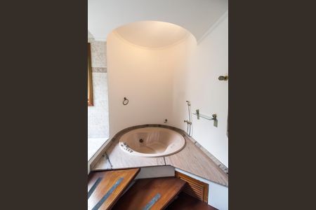 Casa de condomínio à venda com 480m², 2 quartos e 4 vagas Casa de condomínio à venda com 480m², 2 quartos e 4 vagasBanheiro da Suíte