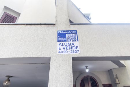 Casa de condomínio à venda com 480m², 2 quartos e 4 vagas Casa de condomínio à venda com 480m², 2 quartos e 4 vagasVista da Rua