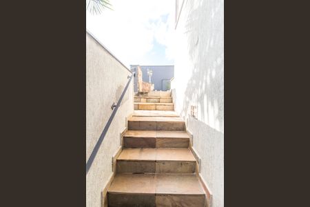 Casa de condomínio à venda com 480m², 2 quartos e 4 vagas Casa de condomínio à venda com 480m², 2 quartos e 4 vagasEscada