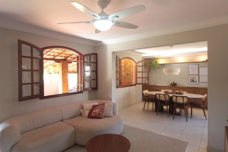 Sala de casa à venda com 2 quartos, 350m² em Serrano, Belo Horizonte