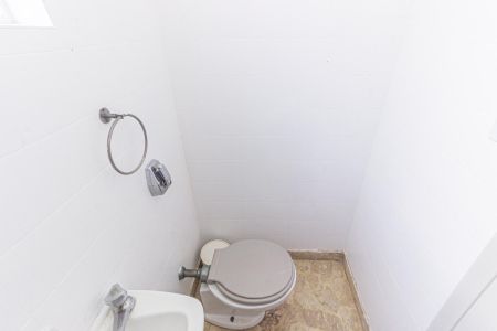 Casa à venda com 230m², 3 quartos e 2 vagas Casa à venda com 230m², 3 quartos e 2 vagasBanheiro de Serviço