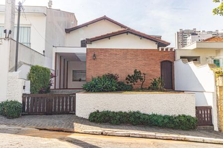 Casa à venda com 230m², 3 quartos e 2 vagas Casa à venda com 230m², 3 quartos e 2 vagasFachada