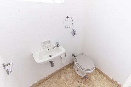 Casa à venda com 230m², 3 quartos e 2 vagas Casa à venda com 230m², 3 quartos e 2 vagasBanheiro de Serviço