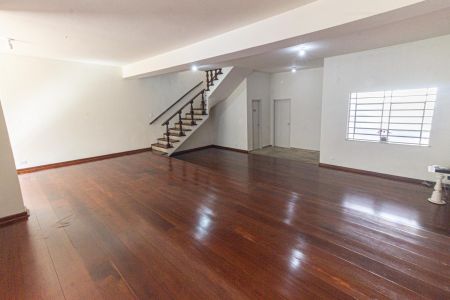 Casa à venda com 230m², 3 quartos e 2 vagas Casa à venda com 230m², 3 quartos e 2 vagasSala
