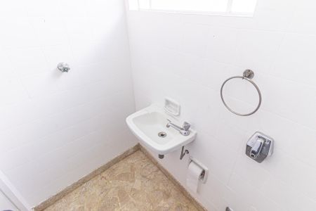 Casa à venda com 230m², 3 quartos e 2 vagas Casa à venda com 230m², 3 quartos e 2 vagasBanheiro de Serviço