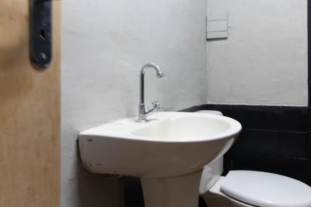 Casa à venda com 244m², 4 quartos e 5 vagas Casa à venda com 244m², 4 quartos e 5 vagasBanheiro da garagem