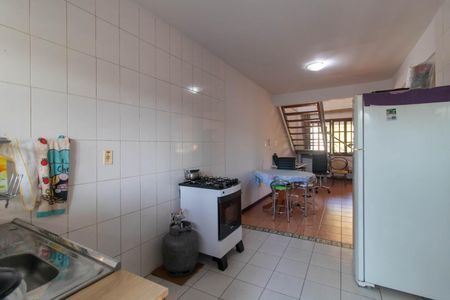 Casa à venda com 244m², 4 quartos e 5 vagas Casa à venda com 244m², 4 quartos e 5 vagasCozinha