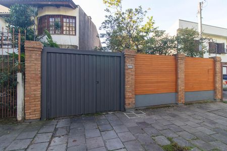 Casa à venda com 244m², 4 quartos e 5 vagas Casa à venda com 244m², 4 quartos e 5 vagasFachada