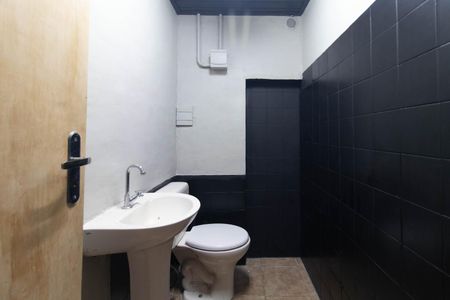 Casa à venda com 244m², 4 quartos e 5 vagas Casa à venda com 244m², 4 quartos e 5 vagasBanheiro da garagem
