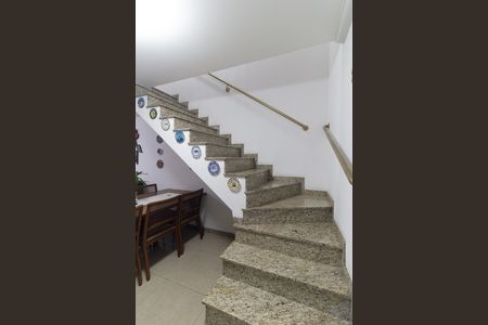 Casa à venda com 131m², 2 quartos e 1 vaga Casa à venda com 131m², 2 quartos e 1 vagaEscada