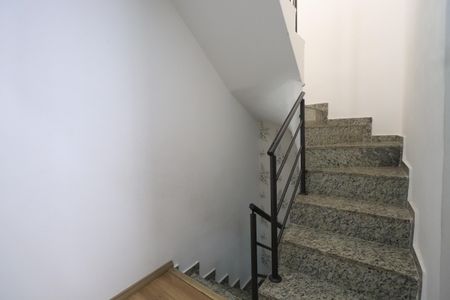 Casa de condomínio à venda com 110m², 2 quartos e 1 vagaEscada