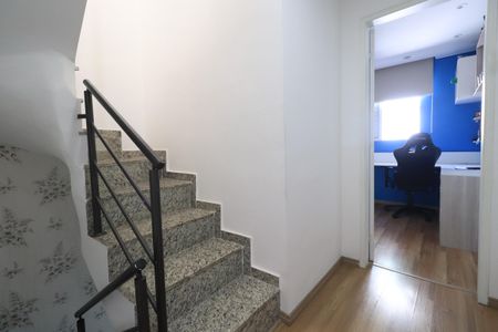 Casa de condomínio à venda com 110m², 2 quartos e 1 vagaEscada