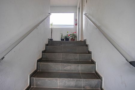 Apartamento para alugar com 52m², 2 quartos e 1 vaga Apartamento para alugar com 52m², 2 quartos e 1 vagaEscada