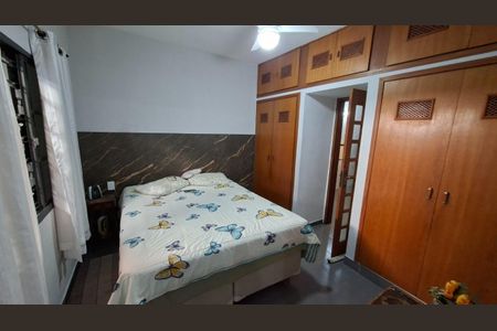 Casa à venda com 240m², 4 quartos e 3 vagas Casa à venda com 240m², 4 quartos e 3 vagasCasa do Fundo