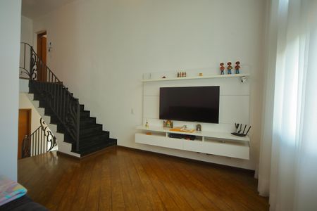 Casa à venda com 377m², 4 quartos e 4 vagasSala de TV 