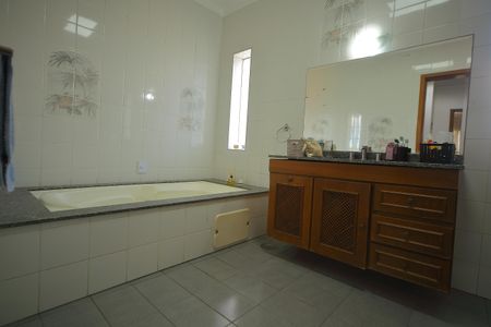 Casa à venda com 377m², 4 quartos e 4 vagasBanheiro Suíte 1 
