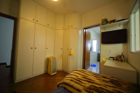 Casa à venda com 377m², 4 quartos e 4 vagasSuíte 2
