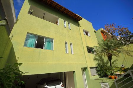 Casa à venda com 377m², 4 quartos e 4 vagasFachada / Garagem 