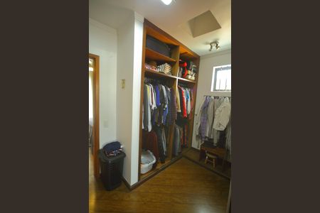 Casa à venda com 377m², 4 quartos e 4 vagasCloset - Suíte 1 