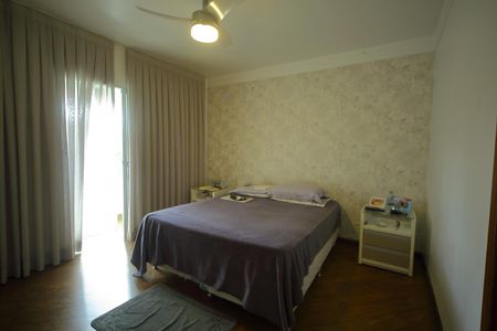 Casa à venda com 377m², 4 quartos e 4 vagasSuíte 1 