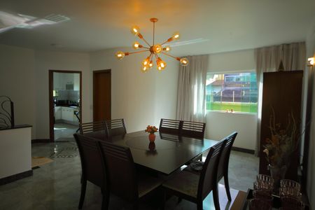 Casa à venda com 377m², 4 quartos e 4 vagasSala de Jantar 