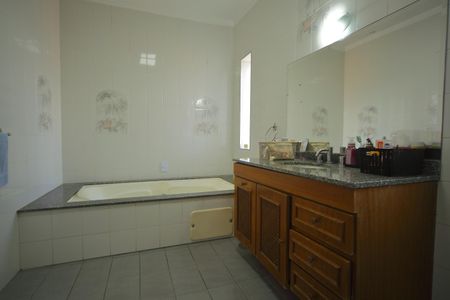 Casa à venda com 377m², 4 quartos e 4 vagasBanheiro Suíte 1