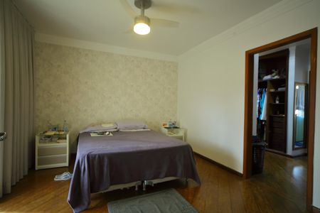 Casa à venda com 377m², 4 quartos e 4 vagasSuíte 1 