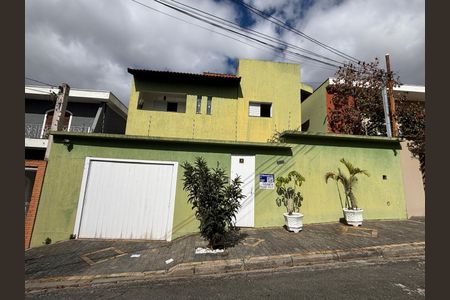 Casa à venda com 377m², 4 quartos e 4 vagasFachada 