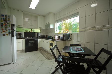 Casa à venda com 377m², 4 quartos e 4 vagasCozinha 
